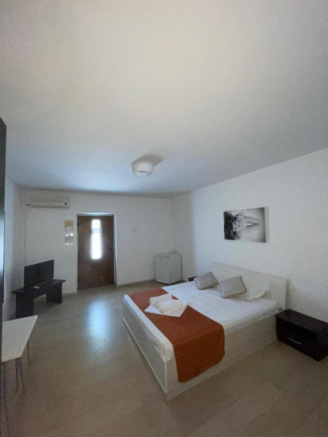 Hostel Cazino Nord Rooms มามายา ภายนอก รูปภาพ